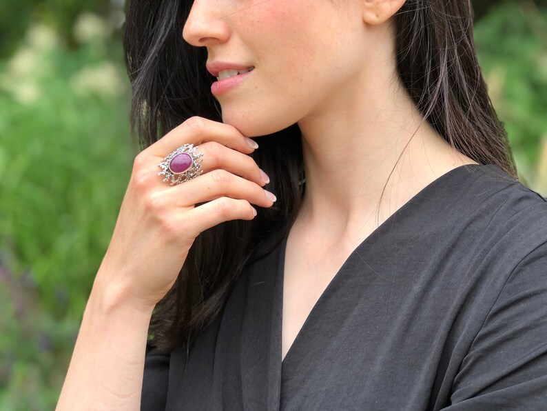 Anillo de rubí, rubí natural, anillo llamativo, anillo vintage, anillo rojo grande, anillo de piedra roja, anillo artístico, anillo grueso, anillo de plata maciza, rubí imagen 8