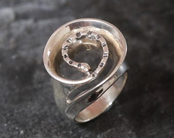 Anillo de plata con diseño de remolino, anillo en espiral, anillo infinito, anillo llamativo de plata, anillo redondo grande, anillo vintage, anillo artístico, pieza rara de Adina.