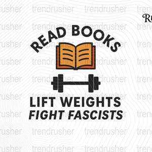 Peut inclure: Graphique avec le texte "READ BOOKS" au-dessus d'une icône de livre ouvert, "LIFT WEIGHTS" au-dessus d'une icône d'haltère et "FIGHT FASCISTS" en dessous. Le design est en noir et orange sur fond blanc.