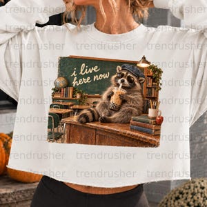Grappige wasbeer woont hier nu, lerares/moeder PNG, lesgeven, terug naar school, basisschool en middelbare school, toetsdag, bijpassende shirts voor leraren en personeel