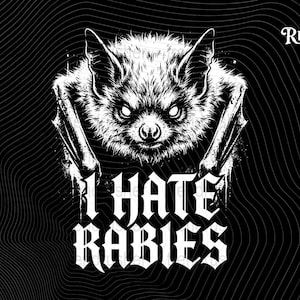 Könnte beinhalten: Schwarz-weiß Grafikdesign mit einer detaillierten Illustration einer Fledermaus und dem Text "I HATE RABIES" in einer gotischen Schriftart. Der Hintergrund hat ein wellenförmiges Muster und die Worte "Trend Rusher" befinden sich in der oberen rechten Ecke.