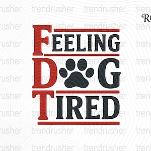 Op de afbeelding: Rode en zwarte grafische tekst die "Feeling Dog Tired" luidt met een pootprint in het midden.