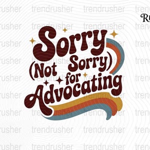 Puede incluir: Gráfico retro con la frase "Sorry (Not Sorry) for Advocating" en marrón. El diseño incluye un arcoíris y estrellas, ideal para ropa o pegatinas.