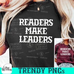 Puede incluir: Camiseta negra con el texto "READERS MAKE LEADERS" en fuente blanca desgastada. La camiseta tiene cuello redondo y mangas cortas. La imagen también incluye una imagen más pequeña de una camiseta similar en burdeos.