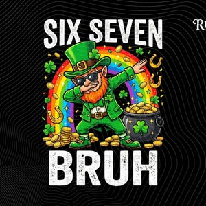 Op de afbeelding: Illustratie van een leprechaun die dabt voor een regenboog, een pot met goud en hoefijzers. De tekst luidt "SIX SEVEN BRUH" in witte blokletters. De achtergrond is zwart met een golvend patroon.