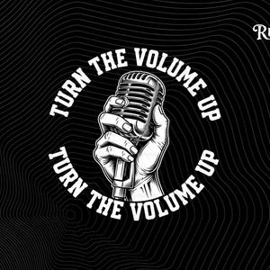 Puede incluir: Gráfico en blanco y negro con una mano sosteniendo un micrófono vintage. Las palabras "TURN THE VOLUME UP" forman un círculo alrededor del micrófono. El fondo tiene un patrón ondulado y el texto "Trend Rusher" está en la esquina superior derecha.