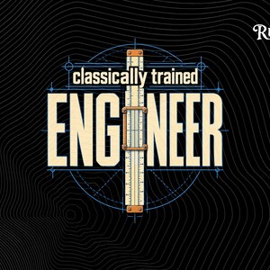 Op de afbeelding: Een grafisch ontwerp met de tekst classically trained ENGINEER in crèmekleurige blokletters. Een verticale rekenliniaal is tussen de letters geplaatst, bovenop een blauw cirkelvormig technisch tekenraster tegen een zwarte achtergrond.