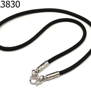 Puede incluir: Collar de cordón negro con cierres de metal plateado. AA3830