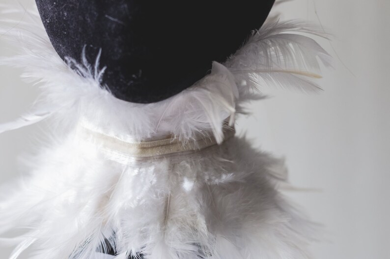 white feather collar