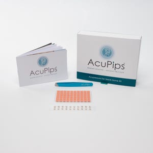 Kit di semi per le orecchie Everyday Wellbeing - Semi per le orecchie Swarovski Crystal/Rainbow, pinzette, 12 mappe per le orecchie, custodia per portagioie. Progettato da agopuntori.