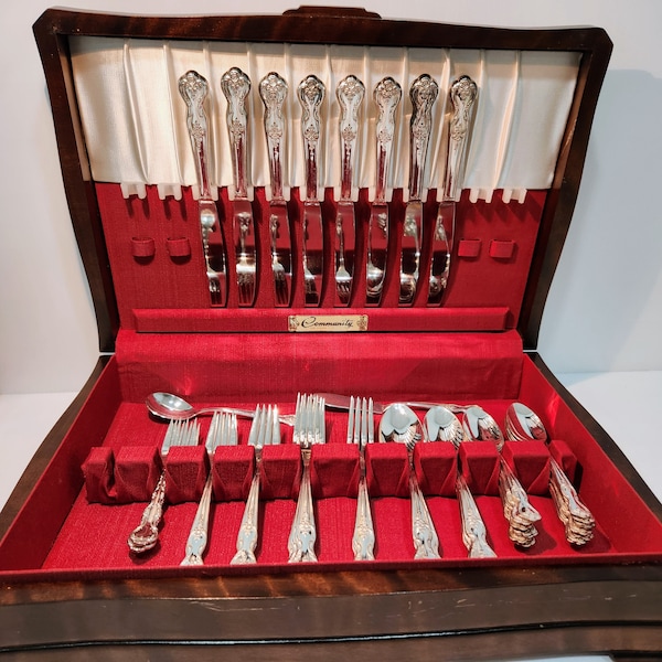 Rogers Bros Magnolia Inspiration Silverplate Flatware Service for 8 plus butter knife and sugar spoon and extra teaspoons, boxed set