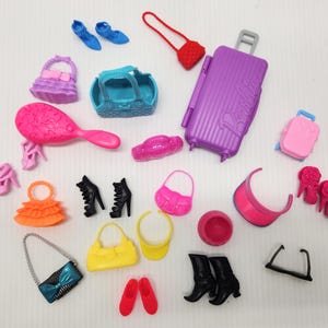 Lot poppenaccessoires van 12 inch, zonnebril, koffer, schoenen, portemonnees, borstelhoed voor 12-inch modepop