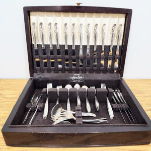 Rogers Bros Exquisite Silver Plate Flatware 6 pieces 8 complete place settings Serving Pieces Boxed set, Brides gift