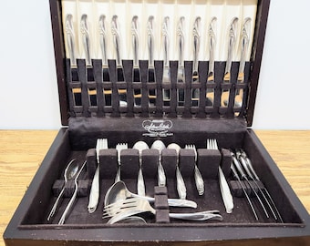 Rogers Bros Exquisite Silver Plate Flatware 6 piece place settings, 8 complete place settings with Serving Pieces, Boxed set, Brides gift