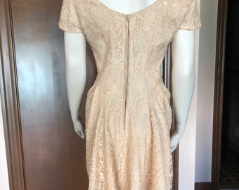 Jaren 1950 Sculptural Lace Dress door Norman