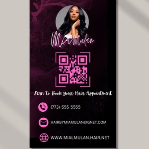 Pode incluir: Um cart&atilde;o de visita rosa e preto com um c&oacute;digo QR, um n&uacute;mero de telefone, um endere&ccedil;o de e-mail e um endere&ccedil;o de site. O texto no cart&atilde;o diz "Scan To Book Your Hair Appointment", "(773)-555-5555", "HAIRBYMIAMULAN@GNET.COM" e "WWW.MIALMULAN.HAIR.NET". O cart&atilde;o tamb&eacute;m apresenta uma foto de uma mulher com cabelo preto longo e um fundo rosa.