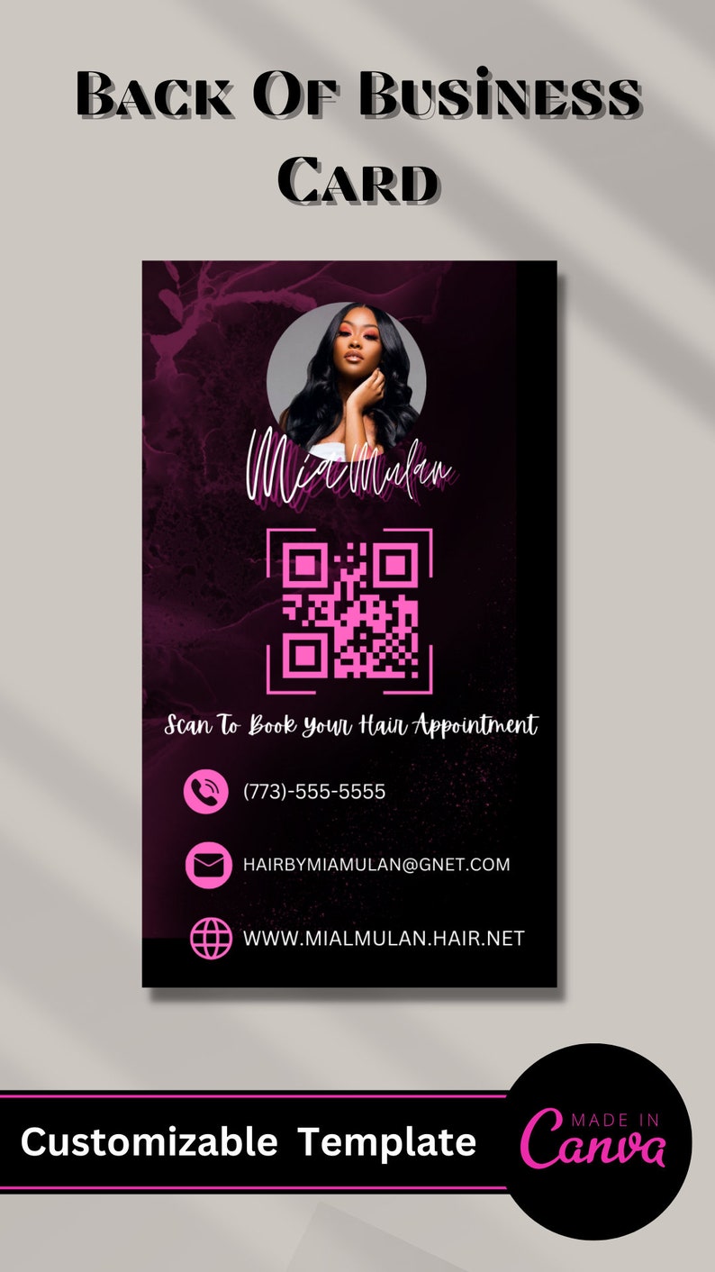 Pode incluir: Um cart&atilde;o de visita rosa e preto com um c&oacute;digo QR, um n&uacute;mero de telefone, um endere&ccedil;o de e-mail e um endere&ccedil;o de site. O texto no cart&atilde;o diz "Scan To Book Your Hair Appointment", "(773)-555-5555", "HAIRBYMIAMULAN@GNET.COM" e "WWW.MIALMULAN.HAIR.NET". O cart&atilde;o tamb&eacute;m apresenta uma foto de uma mulher com cabelo preto longo e um fundo rosa.