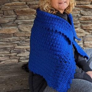 Retro Hand Crocheted Capelet in blue