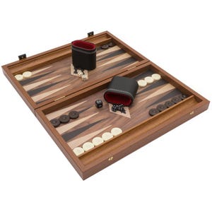 Könnte beinhalten: Ein Backgammon-Set aus Holz mit einem Muster aus dunkelbraunem und hellem Holz. Das Set enthält schwarze und weiße Spielsteine, Würfel und zwei Würfelbecher aus schwarzem Leder mit roter Innenausstattung. Das Set ist geöffnet und spielbereit.