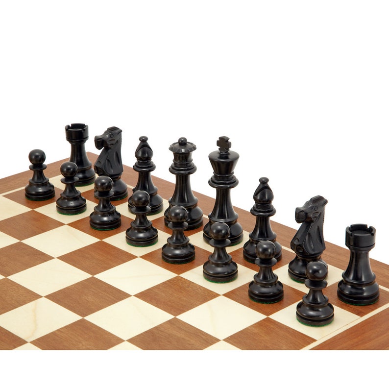 Шахматная доска гроссмейстерская. Как выглядит шахматная. 8 см, пешка h=3. Шахматы фигурки. Шахматные фигуры вид король и ферзь.