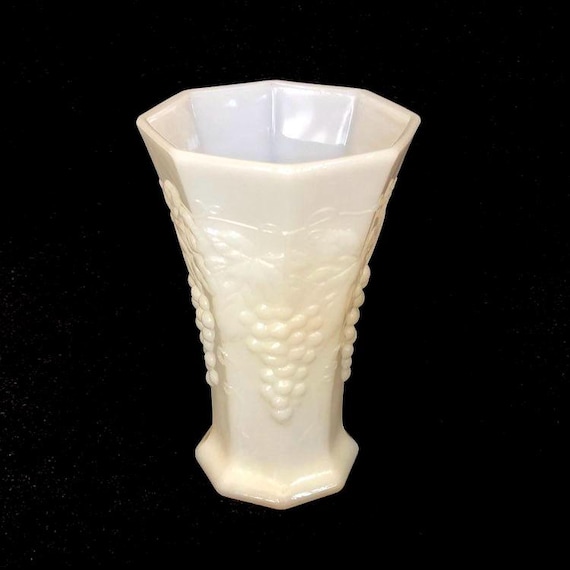 Vintage Milchglas Vase * Kleine sechseckige Blumenstrauß Vase mit geprägtem Trauben & Reben-Muster - Milchglas