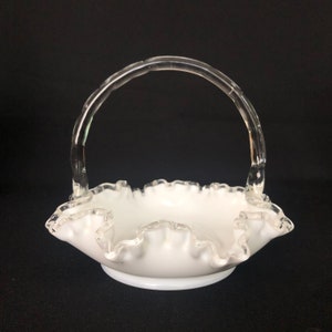 Vetro al latte Fenton non marcato 6&quot; Silver Crest Bride&#39;s Basket - Cestino di vetro di carnevale vintage