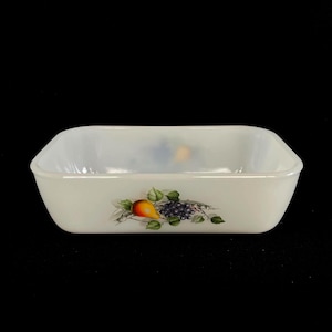 Cacerola pequeña rectangular de cristal opalino vintage Arcopal Fruits de France con aplique de frutas, de Arcopal of France.