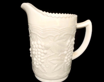 Jarra/cremera vintage de vidrio Imperial de 16 oz con diseño de uva y hoja en relieve, década de 1950