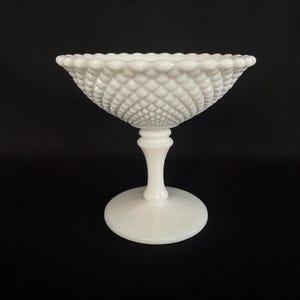 Vaso de leche con forma de hobnail de Westmoreland, estilo inglés, con pedestal y punta de diamante, década de 1950