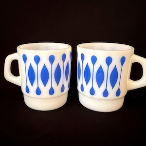 ZELDZAAM - Paar vintage koningsblauwe termocrisa stapelbaar uit het midden van de eeuw &quot;Diamond and Paddle&quot; melkglas mok met D-handvat retro - uitstekende staat!