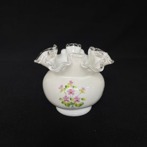 Vintage Silbercrest Unmarkiert Fenton Handbemalt & signiert Opak Weiß Milchglas Rüschenrand Vase - Silber Wappen Schüssel Vase