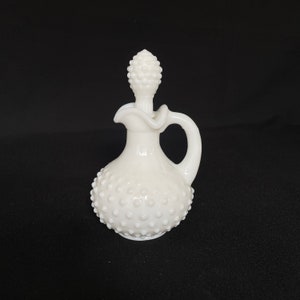 Little Vintage Hobnail MilkGlass Handled 6oz Jarra Decanter Bottle con tapón - AVON - Vidrio de leche Avon coleccionable
