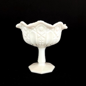 Compotera vintage de vidrio opalino con diseño Quintec/Caña y Arco de L.E. Smith - Plato de pedestal de vidrio opalino, década de 1950.