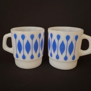 RARE - Paar Vintage Royal Blue Termocrisa Stapelbare Mid Century &quot;Diamond and Paddle&quot; Design Melkglas D Handle Mok Retro Keuken