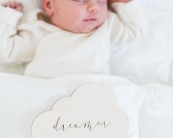 Newborn Hölzerne Wolken-Plakette | Geburtsanzeige | Baby Shower Geschenk | Fotoshooting Prop | Hello World, Little Love, I'm Here, Träumer