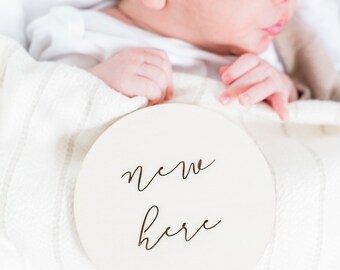 Neugeborene "New Here" Holzschild | Geburtsanzeige | Baby Shower Geschenk | Neugeborenen Fotoshooting | Newborn Prop | Krankenhaus Geburtsanzeige