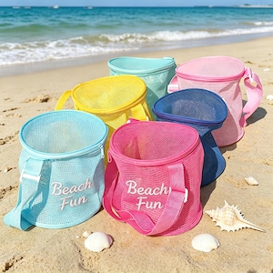 Könnte beinhalten: Eine Sammlung bunter Strandtaschen aus Mesh in Blau, Gelb, Pink und Türkis, mit dem gestickten Schriftzug "Beach Fun" auf der Vorderseite. Jede Tasche hat einen Reißverschluss und einen Griff. Die Taschen liegen am Sandstrand.