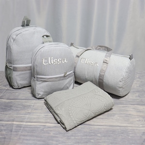 Sac polochon en seersucker personnalisé, sac de voyage en seersucker, sac à dos pour tout-petit, sac à dos personnalisé pour enfants, sac à dos preppy en seersucker