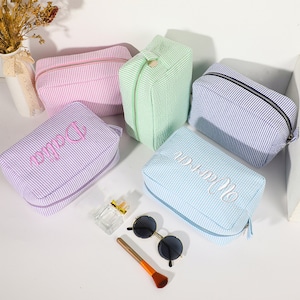 Personalisierte Seersucker Kosmetiktasche, Monogramm Kulturtasche, bestickte Schminktasche, Brautjungfer Make-up Tasche, Geschenk Brautjungfer, Frauen Geschenke