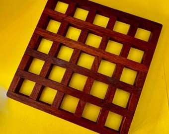 Salvamanteles vintage de teca danesa con cola de milano, en perfecto estado, de 16 cm de lado.