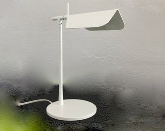 Una lampada da tavolo vintage moderna di Barber e Osgerby