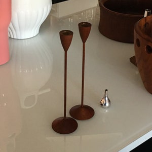 Paar Vintage Shigemichi Aomine Mid Century Modern Tall Thin Stem Teak Candleholders Japan