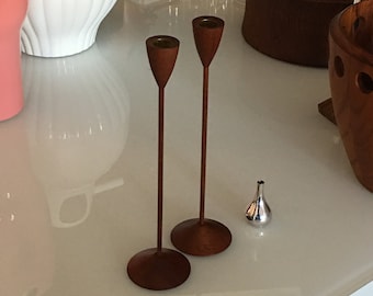 Coppia vintage Shigemichi Aomine metà secolo moderno alto sottile stelo portacandele in teak Giappone