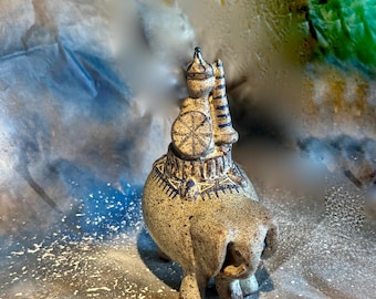 Un magnífico señor de la guerra chino de época montado en un elefante, obra de Migal Dural Loriga para Alfiraz España.