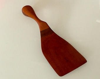 Server per torta in teak danese fatto a mano moderno unico scultoreo vintage della metà del secolo