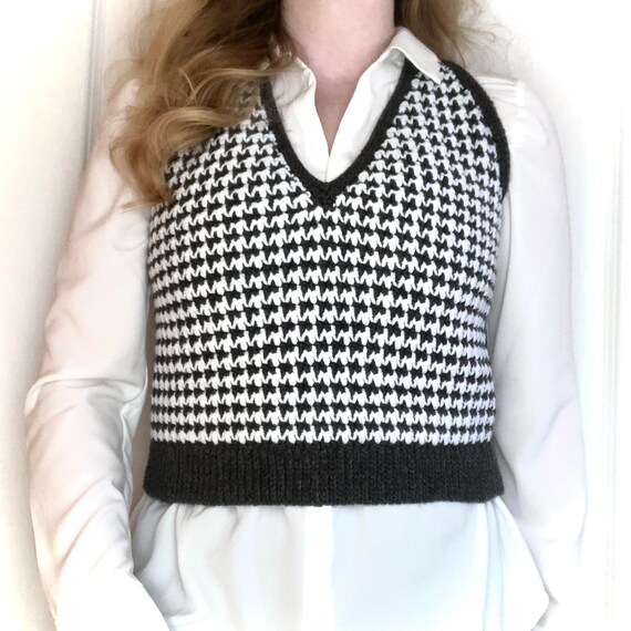 Cropped V-neck Houndstooth Crochet 