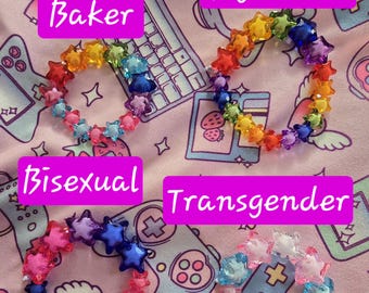 Pulseira de acrílico em formato de estrela com a bandeira do orgulho LGBTQIA+