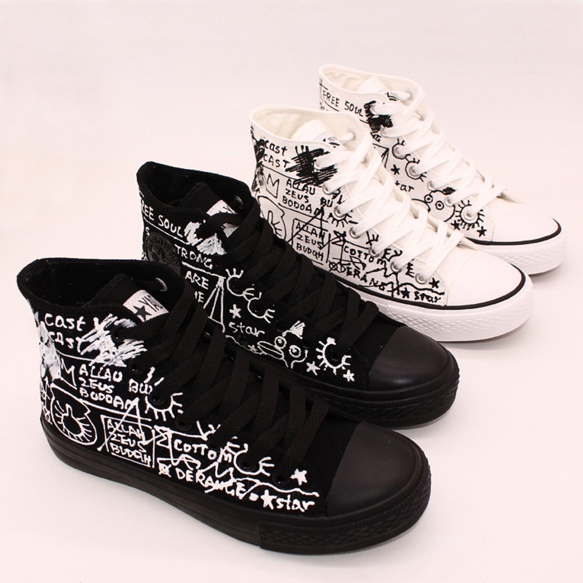 Graffiti Hiphop White And Yellow Crown Print Men's Low Top Shoes