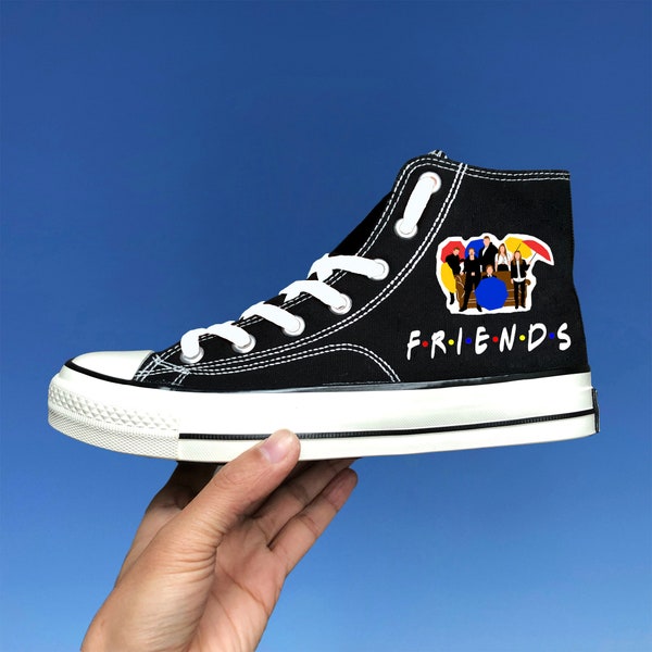 Friends sneakers / Friends TV show / Friends Gift shoe / high top canvas shoe / Je serai là pour vous des chaussures de tennis noires personnalisées celle où