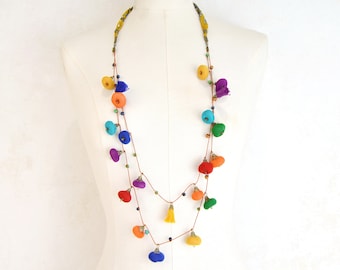 collier de perles multicolores, collier en tissu multicolore, collier en tissu coloré recyclé, collier de perles de style moderne